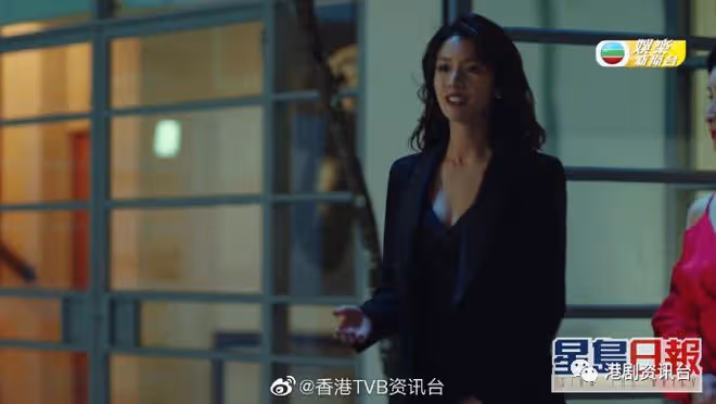 眼鏡娘有新鮮感！蔡思貝劇中長發Look被贊女神最吸睛