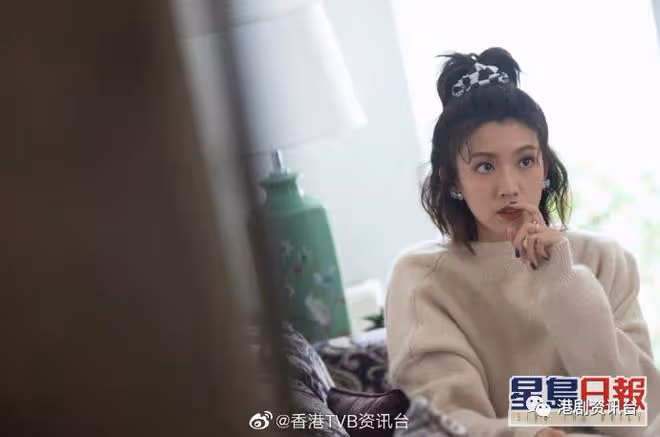 眼鏡娘有新鮮感！蔡思貝劇中長發Look被贊女神最吸睛