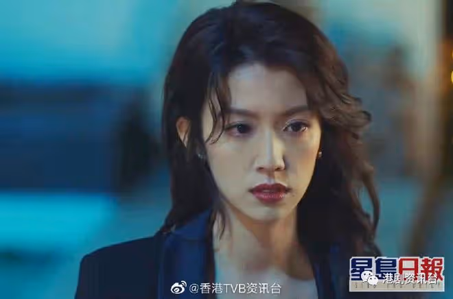 眼鏡娘有新鮮感!蔡思貝劇中長發Look被贊女神最吸睛
