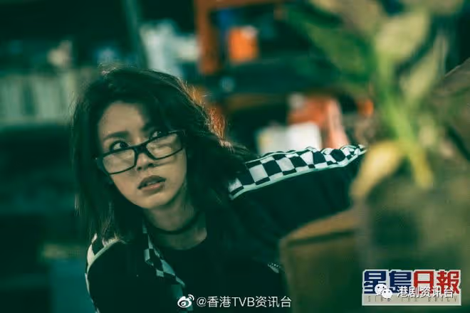 眼鏡娘有新鮮感!蔡思貝劇中長發Look被贊女神最吸睛