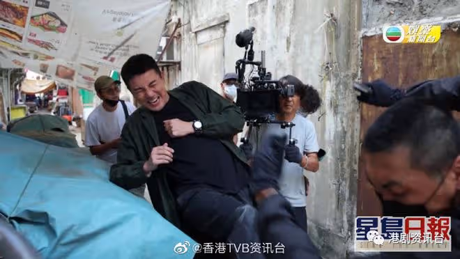 眼鏡娘有新鮮感!蔡思貝劇中長發Look被贊女神最吸睛