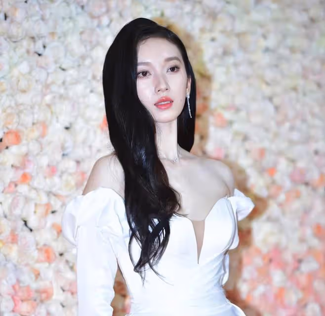 11月紅毯成照妖鏡:毛曉彤臉僵,金晨鼻子透光,閆妮的臉一動不動