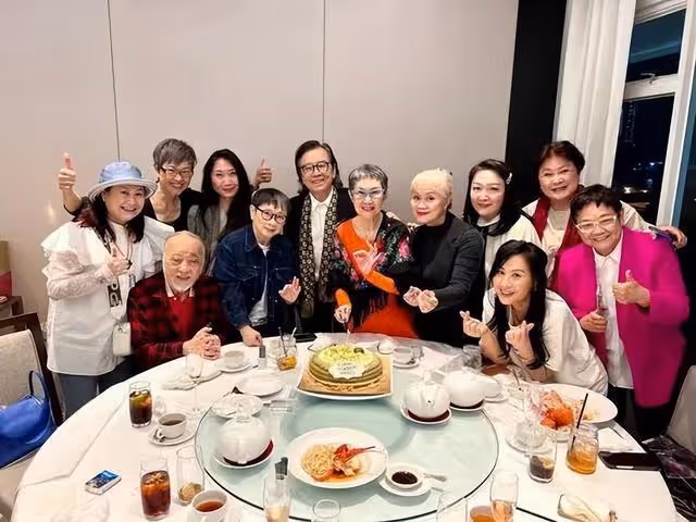 恩愛46年，75歲TVB老戲骨吻賀太太生日，陪伴太太戰勝大腸癌