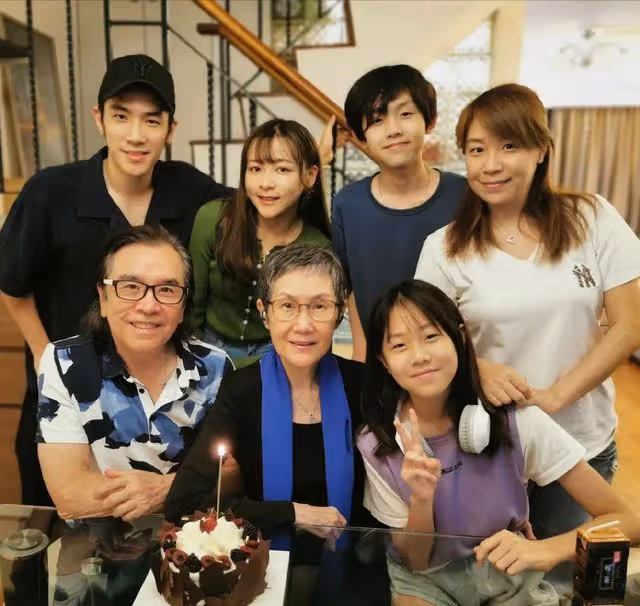恩愛46年，75歲TVB老戲骨吻賀太太生日，陪伴太太戰勝大腸癌