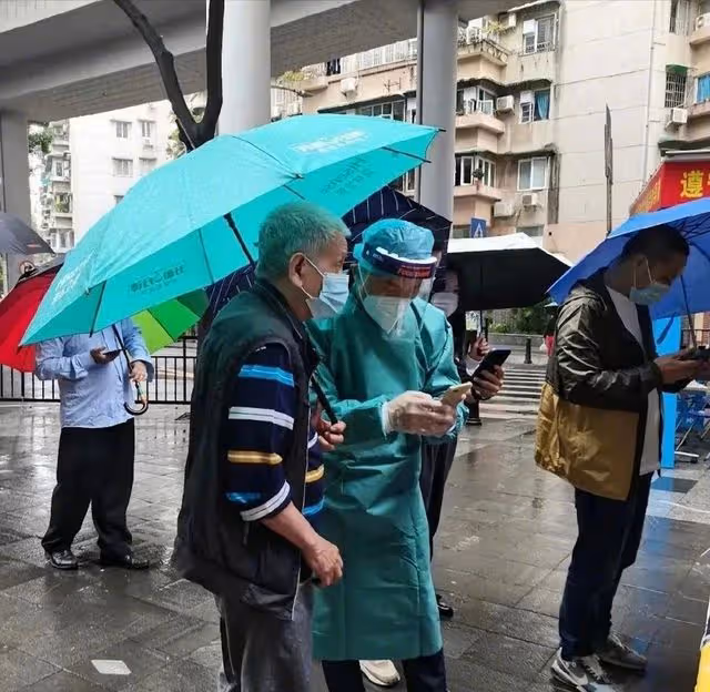 恩愛46年，75歲TVB老戲骨吻賀太太生日，陪伴太太戰勝大腸癌