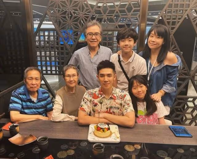 恩愛46年,75歲TVB老戲骨吻賀太太生日,陪伴太太戰勝大腸癌