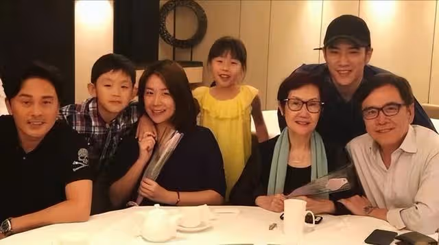 恩愛46年,75歲TVB老戲骨吻賀太太生日,陪伴太太戰勝大腸癌