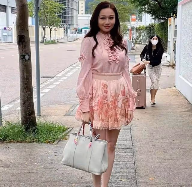 經歷複雜!應屆港姐冠軍曝13歲便獨自生活,15歲才與藝人爸爸相認