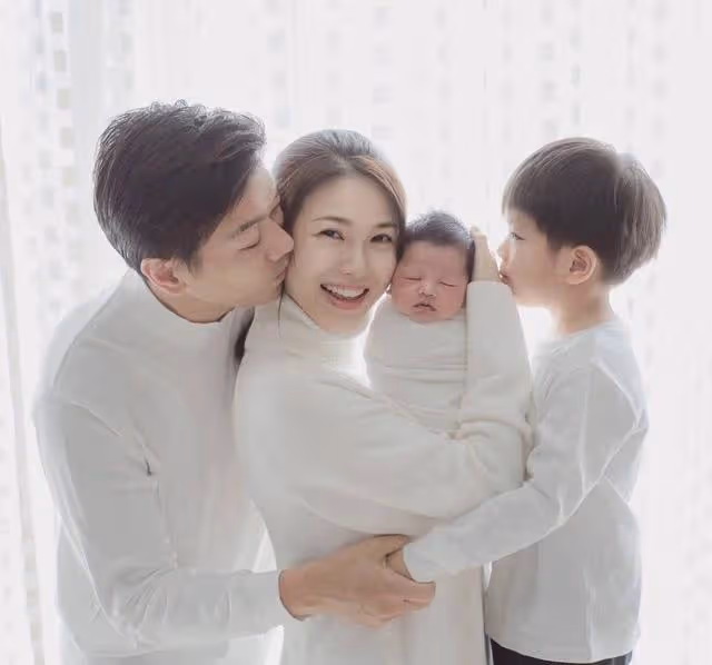 迎結婚八周年!TVB小生與富貴妻子慶祝,女方生完兩娃仍身材曼妙