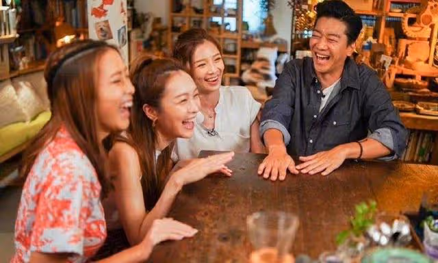 迎結婚八周年!TVB小生與富貴妻子慶祝,女方生完兩娃仍身材曼妙