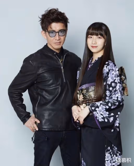 木村拓哉50歲了！兩女兒發美照搶著示愛，光希黑色套裝比爸爸還帥