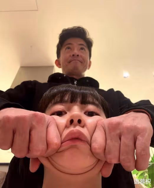 木村拓哉50歲了！兩女兒發美照搶著示愛，光希黑色套裝比爸爸還帥