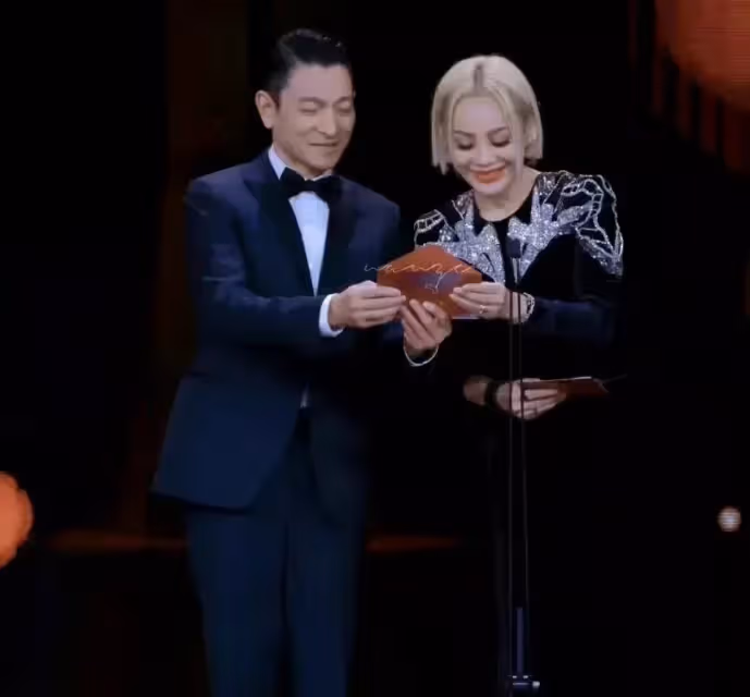 劉德華再次刷屏,只因他的一個小小舉動,讓人感嘆他就是不一樣