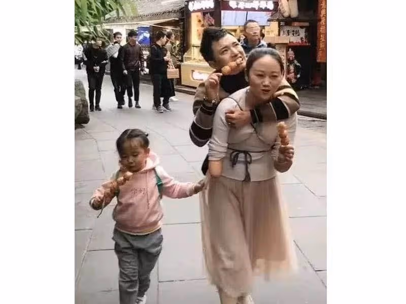 「連體夫妻」走紅後,「無腿」男愛上女粉絲,「獨臂」妻子攜女被離開,二人現狀曝光了