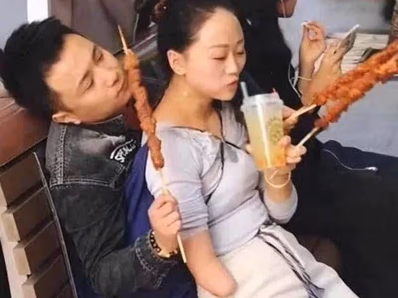 「連體夫妻」走紅後,「無腿」男愛上女粉絲,「獨臂」妻子攜女被離開,二人現狀曝光了