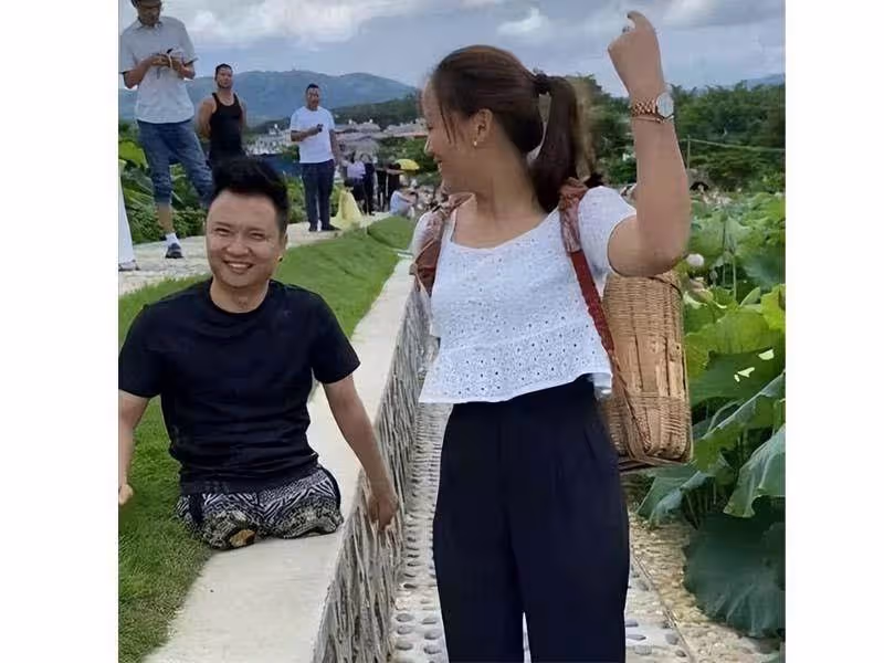 「連體夫妻」走紅後,「無腿」男愛上女粉絲,「獨臂」妻子攜女被離開,二人現狀曝光了