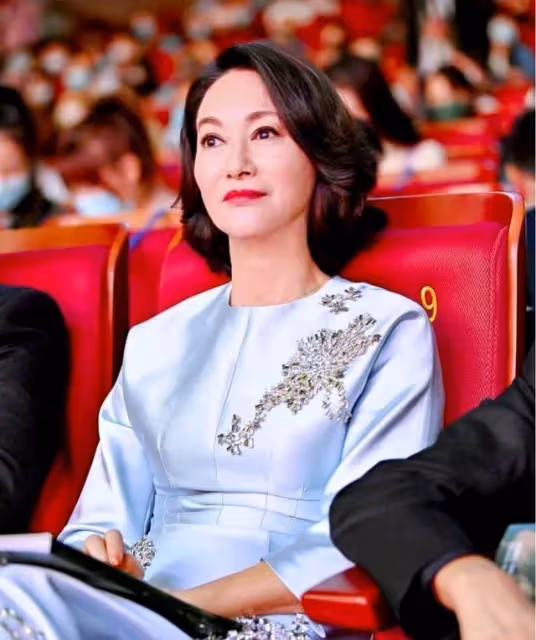 年過五十的女人別再做這3種髮型，不僅大媽感十足，老氣又掉檔次