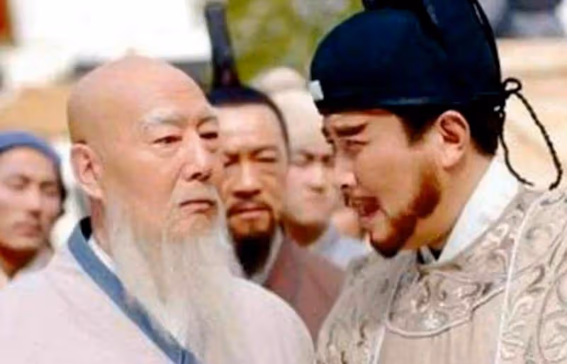 朱元璋去拜佛,問方丈:朕要跪下嗎?方丈用8個字救了全寺人