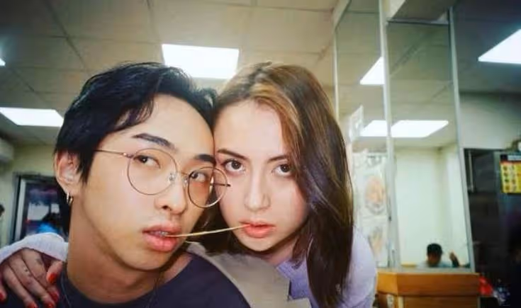 伊能靜兒子再惹爭議！曬出自己「多彩日常生活」，與美女貼臉舉止親密，網友：閨蜜還是情侶？