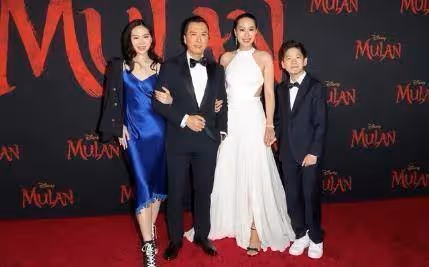 甄子丹這回驕傲了!1家4口首次亮相,16歲女兒身高直逼爸爸,打扮好比媽驚艷