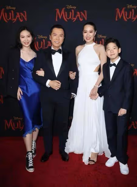 甄子丹這回驕傲了!1家4口首次亮相,16歲女兒身高直逼爸爸,打扮好比媽驚艷