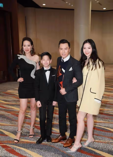 甄子丹這回驕傲了!1家4口首次亮相,16歲女兒身高直逼爸爸,打扮好比媽驚艷