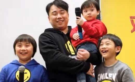 童星小小彬復出，16歲長大可愛不再，與爸爸小彬彬罕見同框，網友直呼：認不出