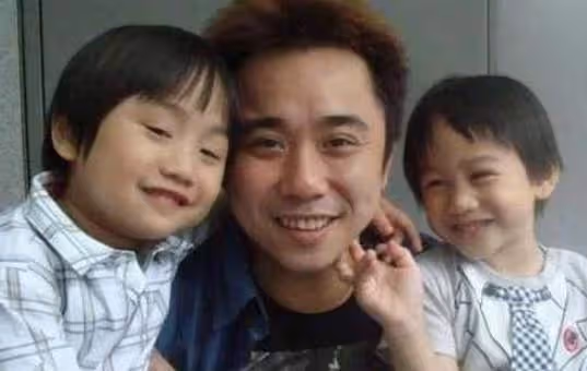 童星小小彬復出，16歲長大可愛不再，與爸爸小彬彬罕見同框，網友直呼：認不出