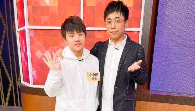 童星小小彬復出,16歲長大可愛不再,與爸爸小彬彬罕見同框,網友直呼:認不出