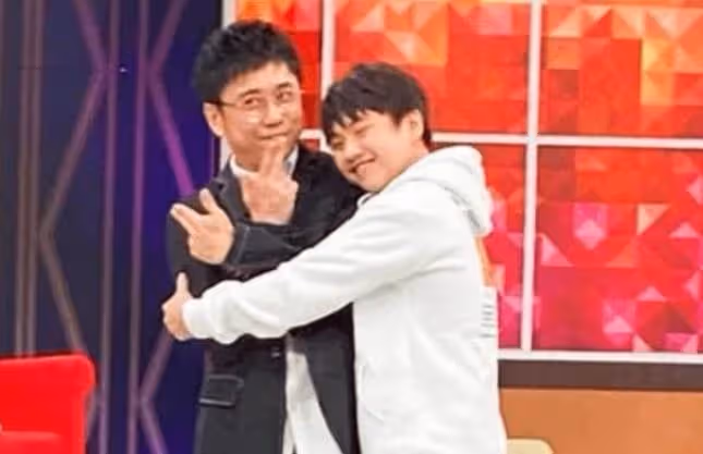 童星小小彬復出,16歲長大可愛不再,與爸爸小彬彬罕見同框,網友直呼:認不出