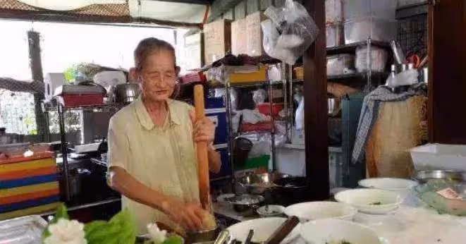 雲林85歲阿嬤「20元乾麵」賣數十年，叫聲「阿嬤」續面不加錢 「月賠10萬也努力扛」：賠錢賺公德