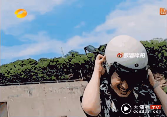 喜劇人無誤！潘瑋柏被頭盔卡住         用力拉到表情扭曲