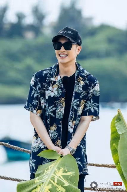 喜劇人無誤！潘瑋柏被頭盔卡住         用力拉到表情扭曲