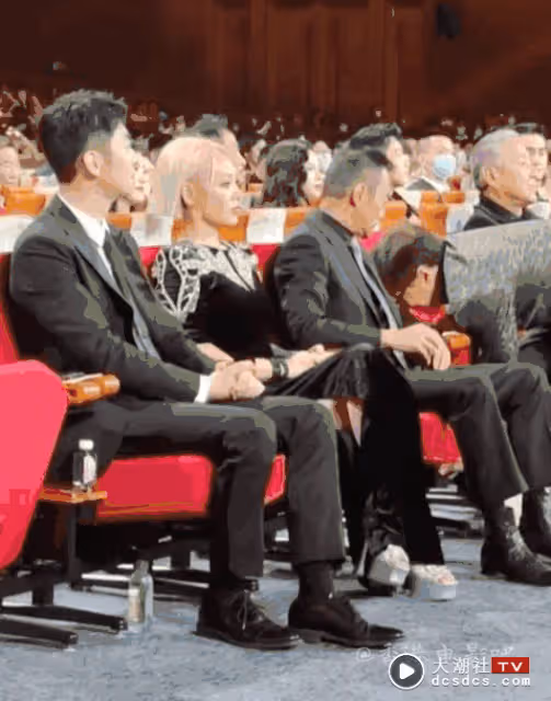 成龍頒獎禮現場修椅子！網友：故意讓他出醜