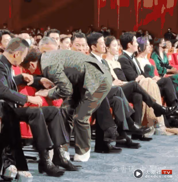 成龍頒獎禮現場修椅子！網友：故意讓他出醜