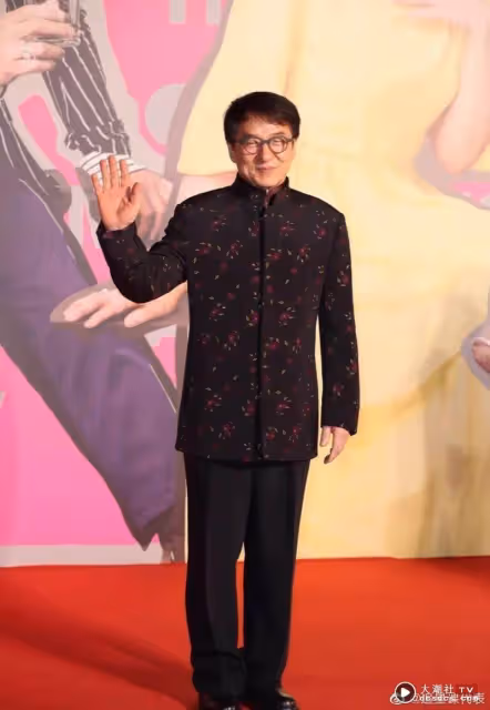 成龍頒獎禮現場修椅子！網友：故意讓他出醜