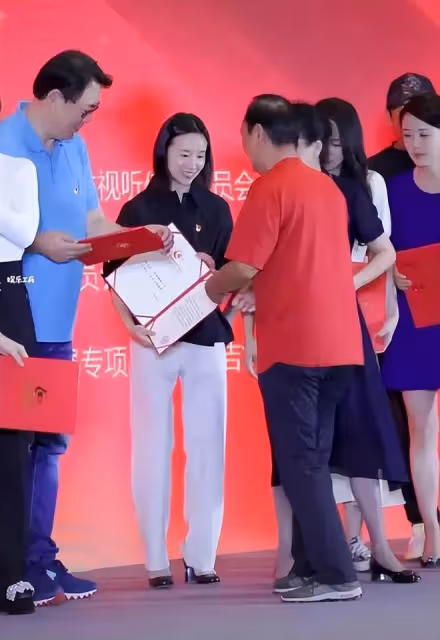 董潔被金主方女領導刁難，自卑感襲來無力爭論，身旁董璇仗義解圍