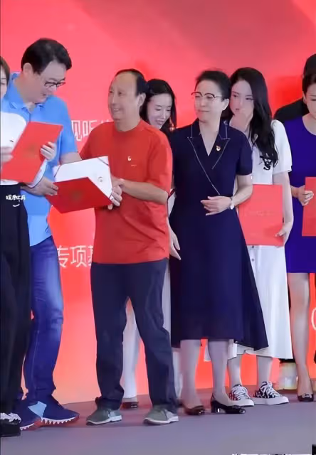 董潔被金主方女領導刁難，自卑感襲來無力爭論，身旁董璇仗義解圍