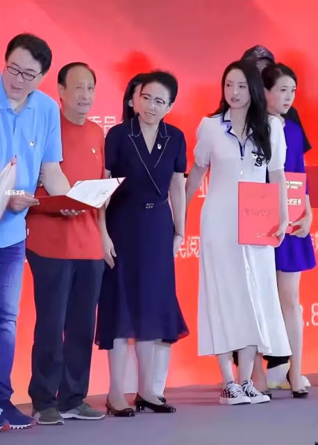 董潔被金主方女領導刁難，自卑感襲來無力爭論，身旁董璇仗義解圍