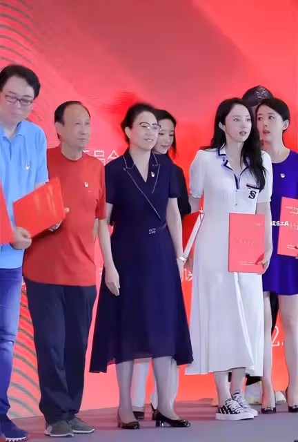 董潔被金主方女領導刁難，自卑感襲來無力爭論，身旁董璇仗義解圍