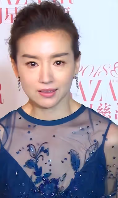 董潔被金主方女領導刁難，自卑感襲來無力爭論，身旁董璇仗義解圍