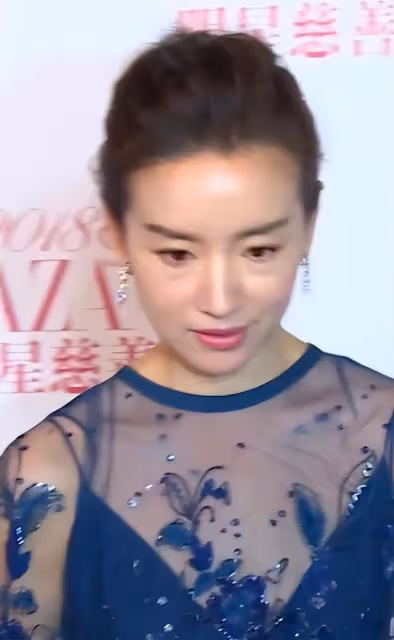 董潔被金主方女領導刁難，自卑感襲來無力爭論，身旁董璇仗義解圍