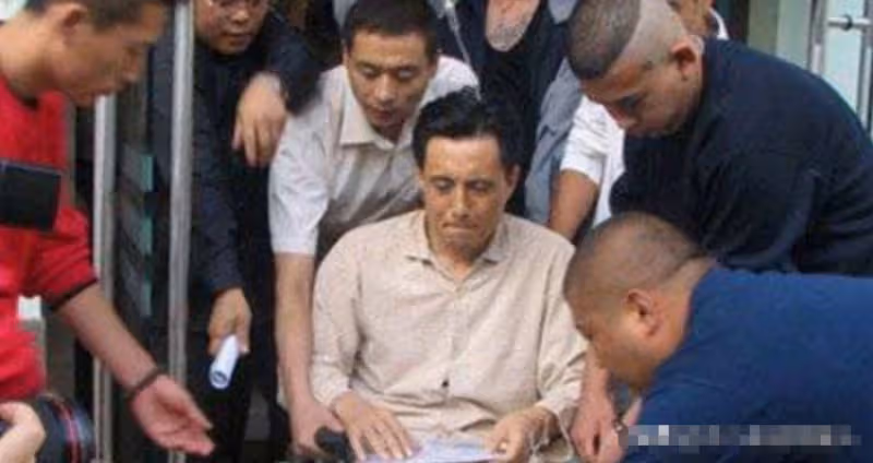 周潤發打得人膽顫，張衛健打到人住院，是真敬業還是借戲「霸凌」
