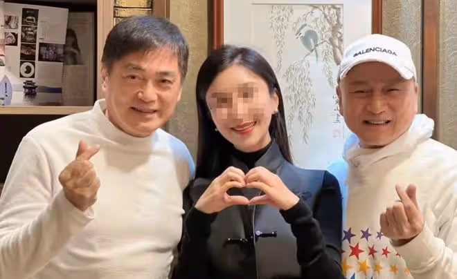 54歲張敏現身浙江小地方聚會，找圈內戲骨作陪，疑變單眼皮太消瘦