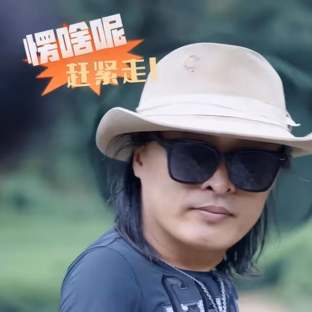 54歲張敏現身浙江小地方聚會，找圈內戲骨作陪，疑變單眼皮太消瘦