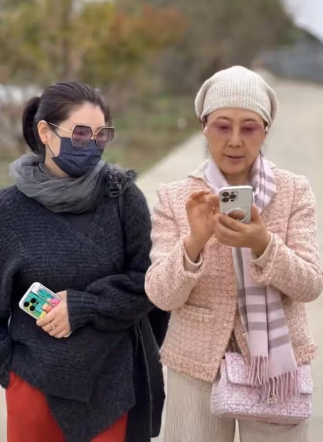 范明和大6歲富婆妻游南京，女方打扮惹眼，途中摟其它異性引爭議