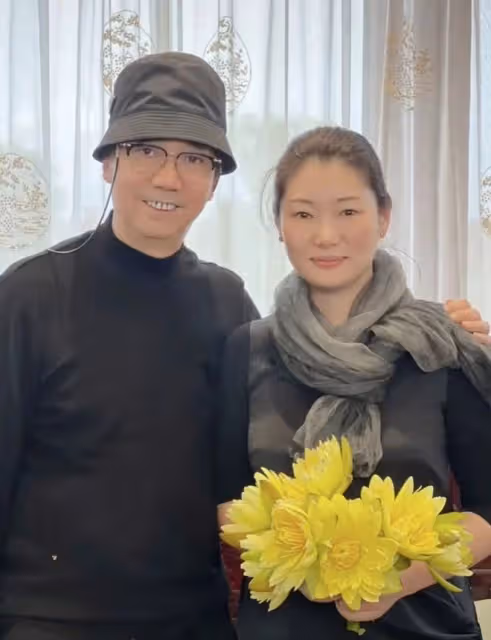 范明和大6歲富婆妻游南京，女方打扮惹眼，途中摟其它異性引爭議