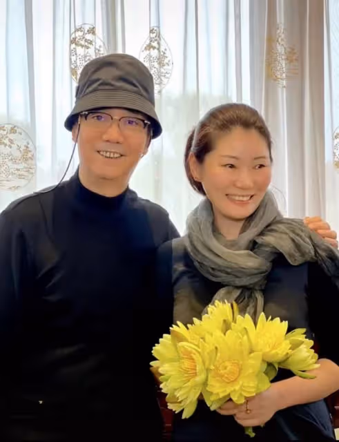 范明和大6歲富婆妻游南京，女方打扮惹眼，途中摟其它異性引爭議