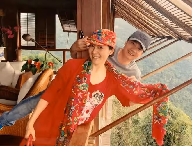 范明和大6歲富婆妻游南京，女方打扮惹眼，途中摟其它異性引爭議