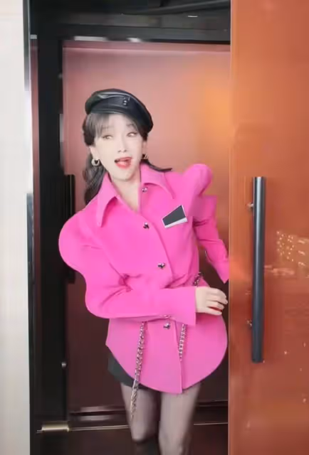 趙雅芝曬照慶69歲生日，手捧蛋糕狀態如少女，兒子獻吻關係親密